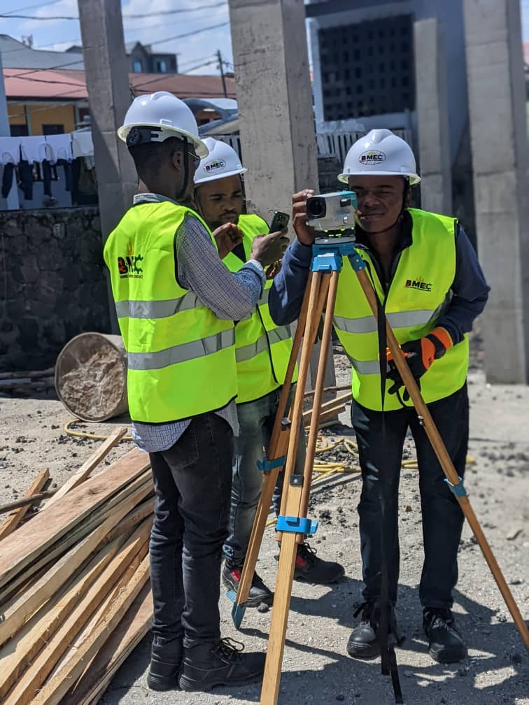 Personnel B-MEC sur un chantier de construction à Goma
