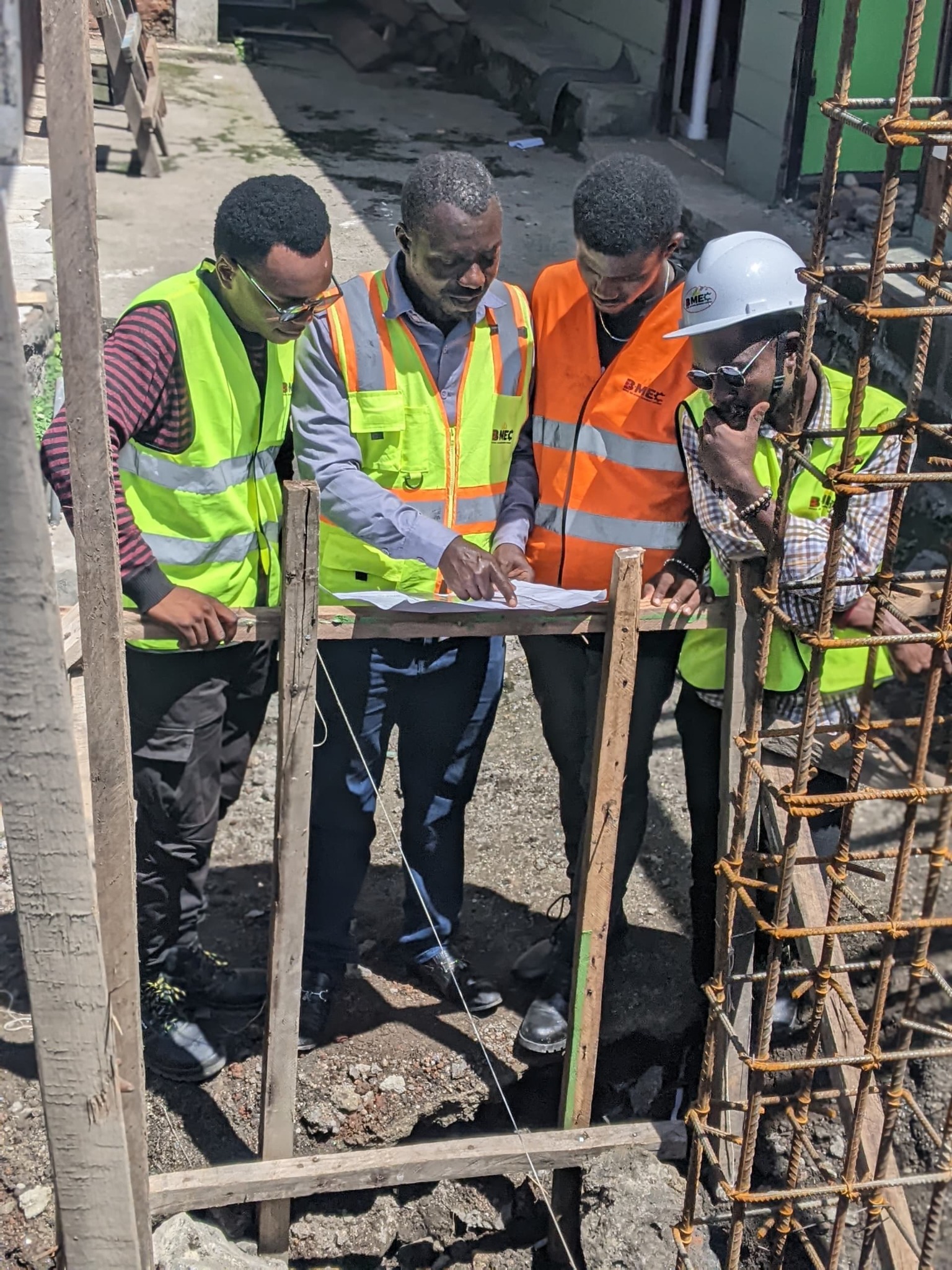 Équipe B-MEC étudiant un plan sur chantier
