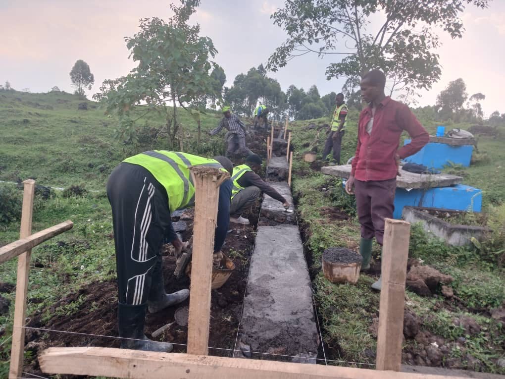 Pose de la tuyauterie du réseau d’eau de Kihonga et Muhe — vue 2