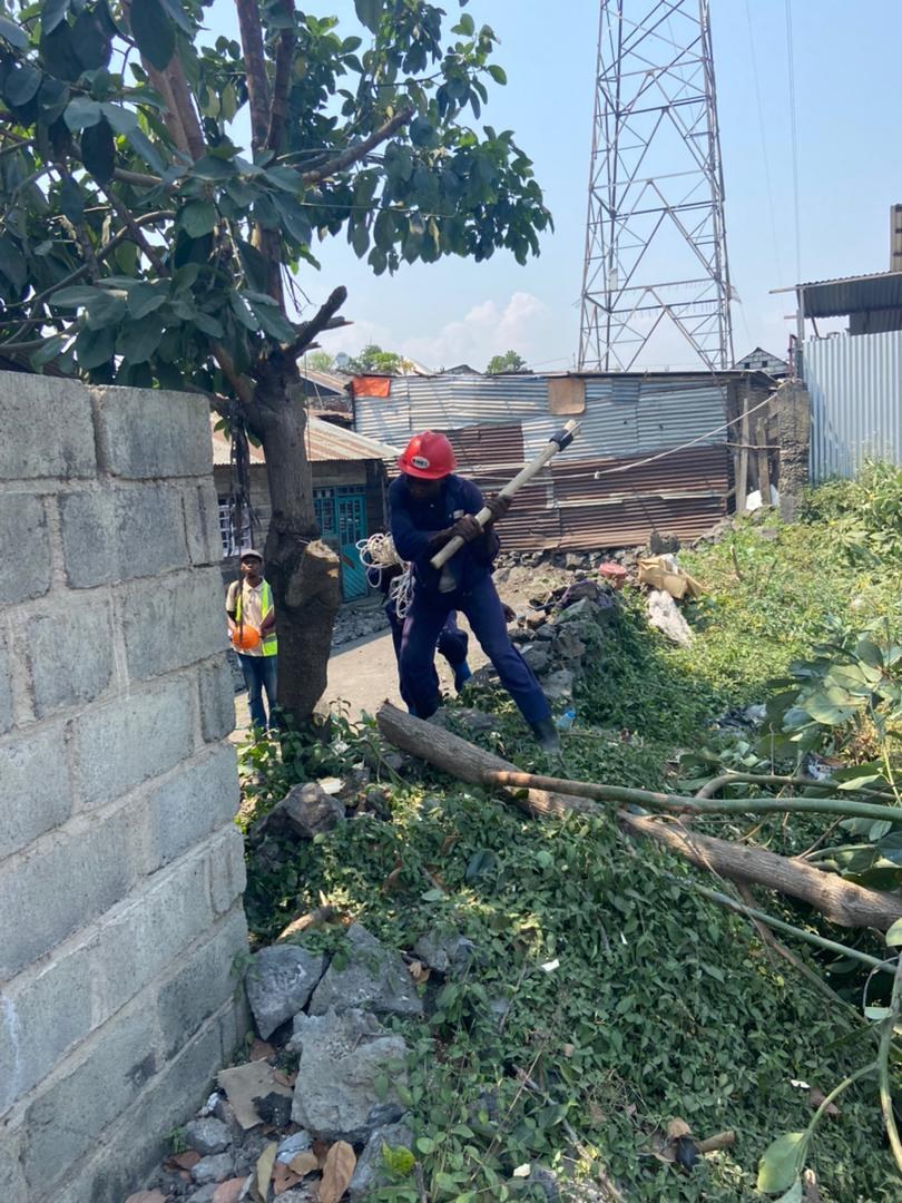 Débroussaillement des plateformes de la ligne HTCA Bukavu-Goma — vue 2